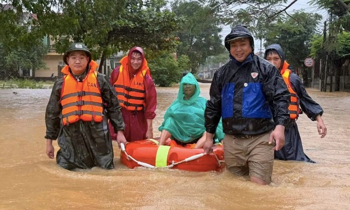 Lũ ở Huế và Đà Nẵng xuống chậm, cảnh báo lũ trên sông Trà Khúc ở Quảng Ngãi đang lên
