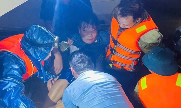  Ra đồng bắt chim khi lũ dâng cao, 2 người suýt mất mạng 