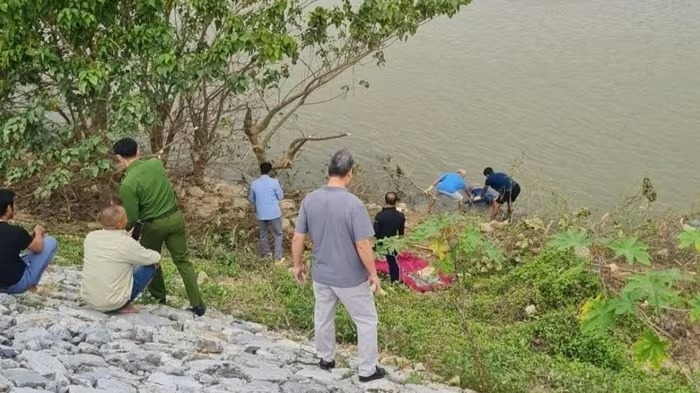 Phát hiện thi thể nam giới nổi trên sông Thương: Nạn nhân cao khoảng 1m60, mặc áo gió màu xanh da trời