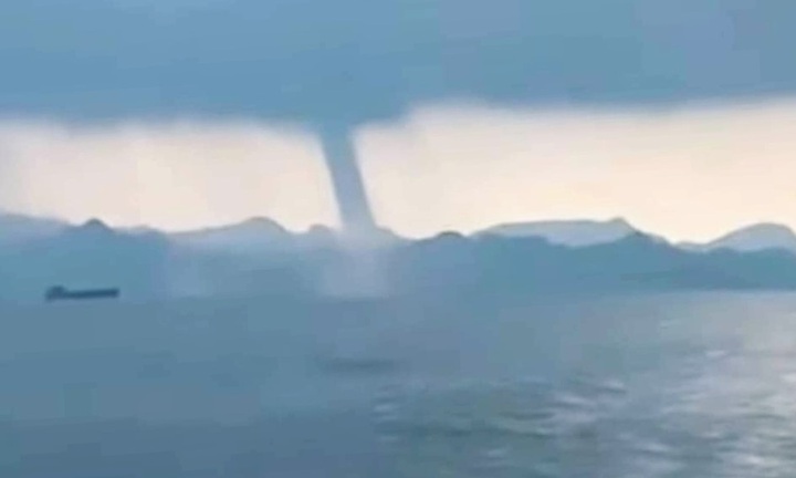 Clip: Vòi rồng xuất hiện lúc nửa đêm ở Cà Mau, cuốn bay nhiều tài sản của người dân