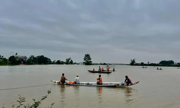 Tìm kiếm 2 cha con bị lật ghe, mất tích khi đi sạc pin điện thoại ở Huế