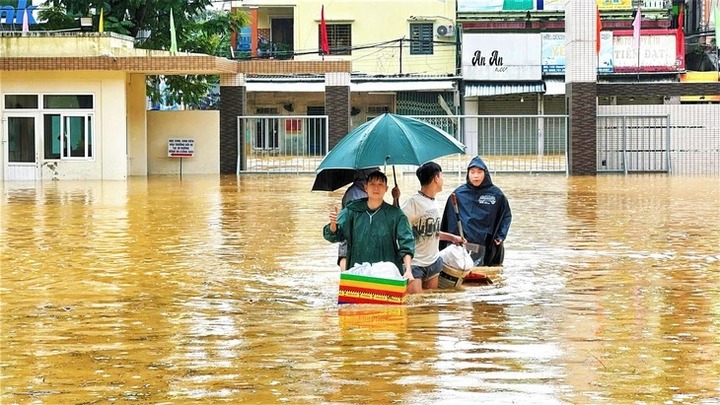 Xúc động hình ảnh thầy cô ở Huế lội nước nấu cơm cho sinh viên trong cơn lũ