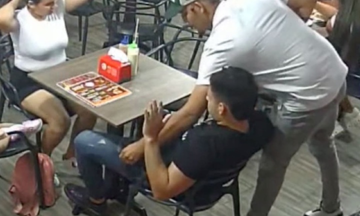 Clip: Nam ca sĩ bị khống chế, cướp sạch tài sản ngay tại nhà hàng