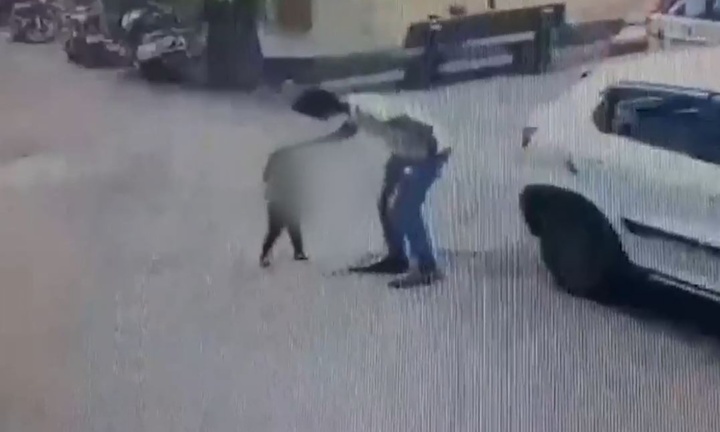 Clip: Người đàn ông dùng socola và tiền dụ đỗ, bắt cóc bé trai ngay trên phố ở Ấn Độ