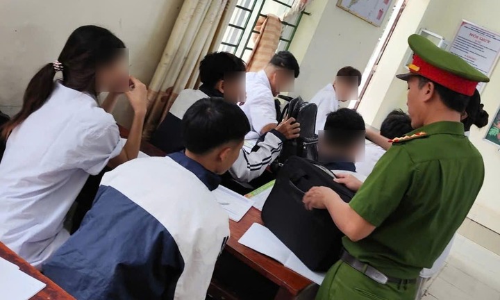 Tin tức giáo dục 24h: Ngăn chặn bạo lực học đường, công an vào tận lớp học kiểm tra đồ dùng học sinh