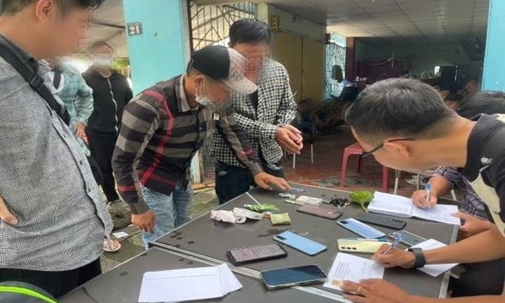 Bắt quả tang 11 đối tượng 