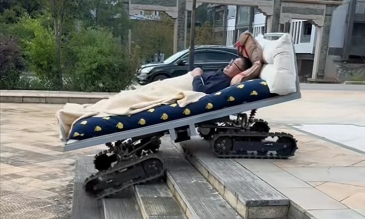 Bỏ phố lên núi 7 năm, người đàn ông chế 300 xe độc lạ từ phế liệu