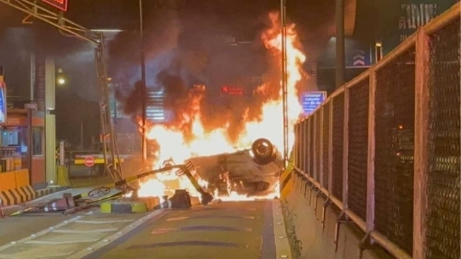 Tài xế ngủ gật khiến ô tô tông vào trạm thu phí, bốc cháy dữ dội