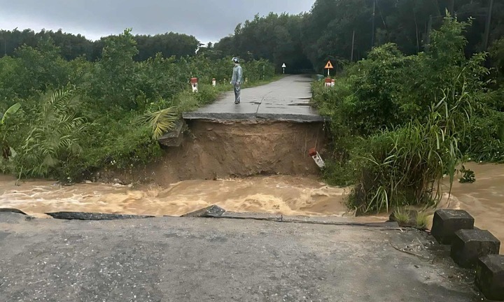 Quảng Ngãi: Nước lũ làm sập cầu Cây Sung, 750 người dân bị cô lập