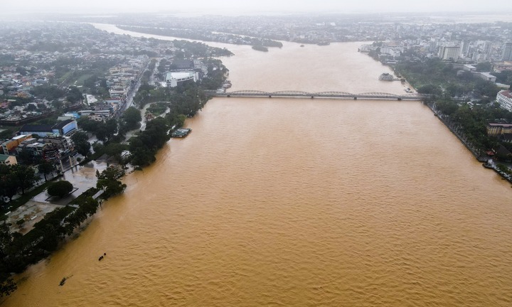 Tin lũ khẩn cấp trên sông Hương