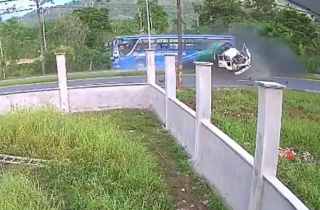 Clip: Xe tải chạy tốc độ cao, tông trực diện xe buýt khiến 2 người tử vong