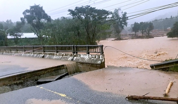Lũ dữ làm sập mố cầu ở Huế