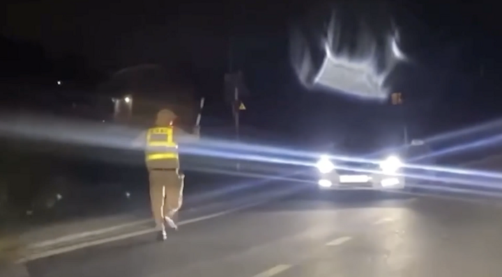 Né chốt kiểm tra nồng độ cồn, tài xế ô tô lùi thẳng xuống ruộng