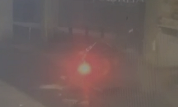 Clip: Ô tô mất lái tông thẳng vào cột tại ga tàu điện, 3 người thiệt mạng