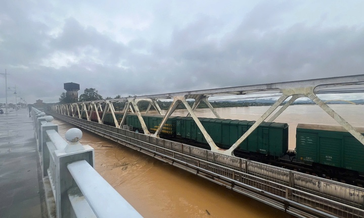 Đường sắt tiếp tục dùng tàu hoả giữ cầu ở Huế