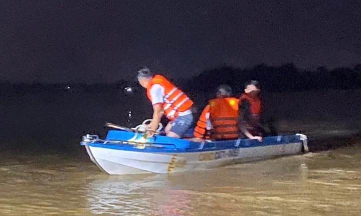 Công an giải cứu 7 người mắc kẹt giữa mưa lũ ở Quảng Trị