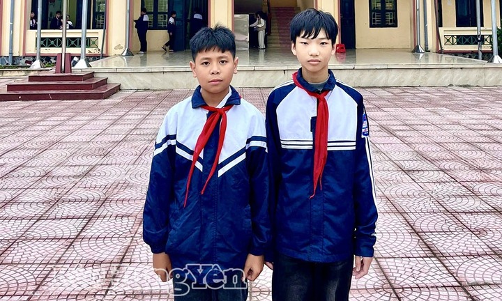 Nhặt được tiền trên đường đi học về, 2 nam sinh mang đến trình báo công an