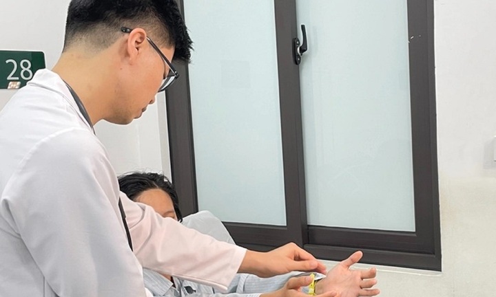 Nữ sinh ở Hà Nội đột quỵ khi đang hoạt động ngoại khóa cùng bạn bè