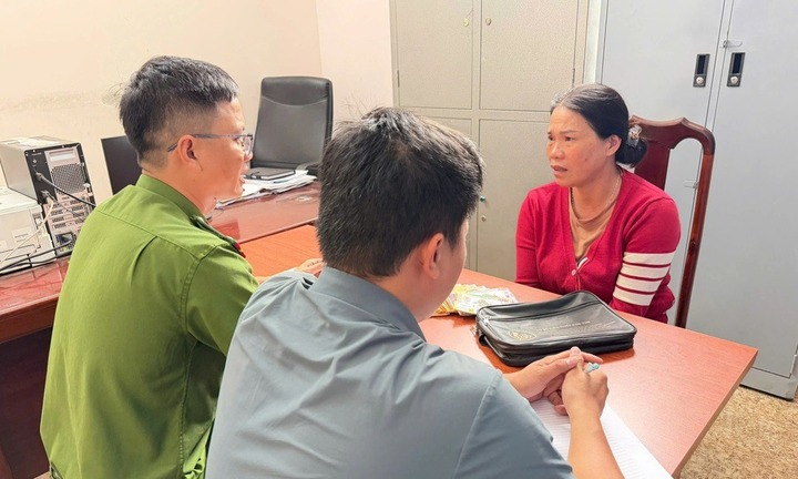 Bắt đối tượng cướp giật giỏ xách của cụ già bán vé số