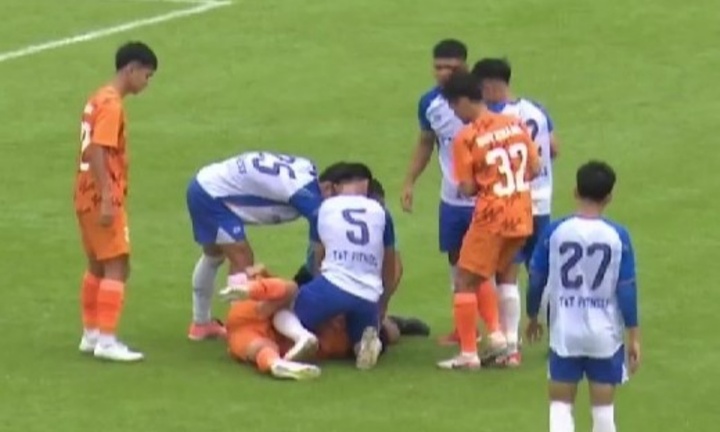 Cầu thủ Nguyễn Anh Tuấn co giật trên sân, đi cấp cứu giữa trận đấu