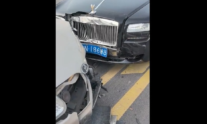 Clip: Xe con chạy ngược chiều, đâm nát đầu xe Rolls-Royce