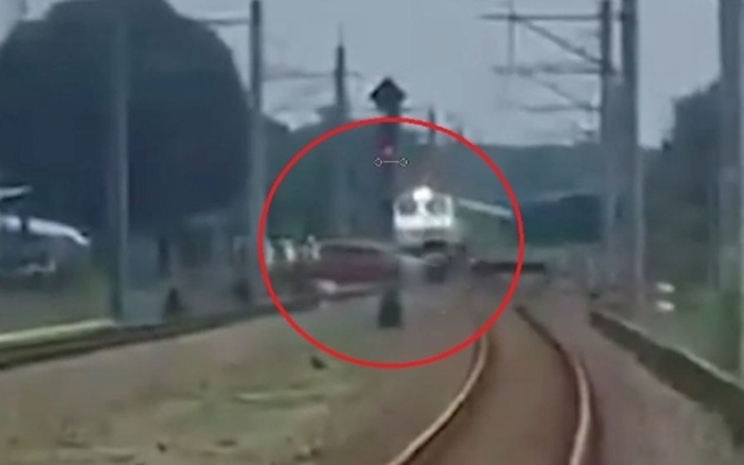 Clip: Tàu hỏa đâm trúng loạt ô tô và xe máy, 3 người tử vong