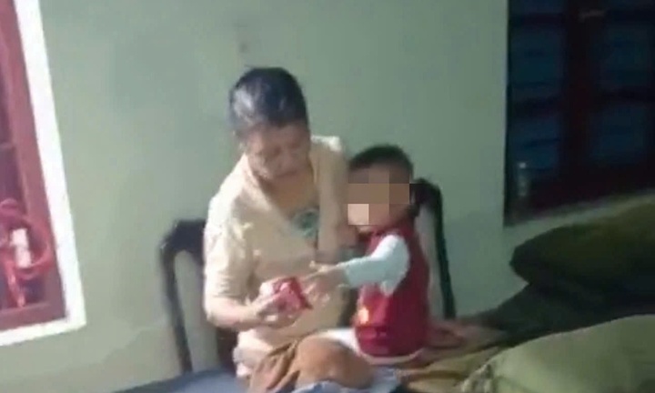 Giải cứu hai vợ chồng già và một bé 2 tuổi kẹt trong căn nhà bị sập do bão số 13