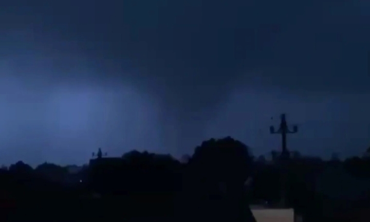 Clip: Lốc xoáy xuất hiện trong bão Kalmaegi ở Quảng Ngãi