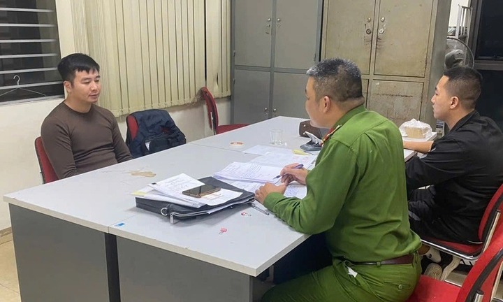 Nguyễn Huy Khánh ra đầu thú