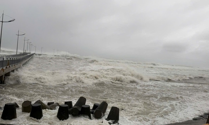 Quảng Ngãi: Hai người dân dùng thuyền thúng cứu người trên biển, cả 3 đều mất tích do sóng lớn