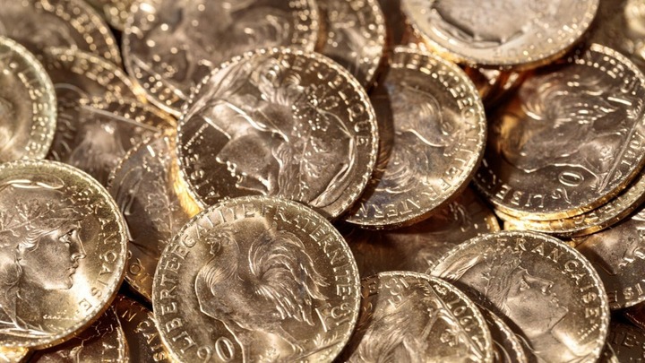 Đang đào bể bơi, người đàn ông cuốc trúng kho báu 800.000 USD ngay trong vườn nhà