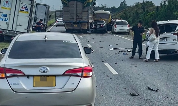 Hiện trường vụ xe tải tông liên hoàn 5 ô tô trên cao tốc, tài xế rời hiện trường