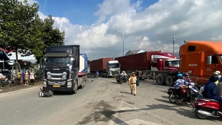 Hiện trường vụ 3 người bị cuốn vào gầm xe đầu kéo ở TP.HCM