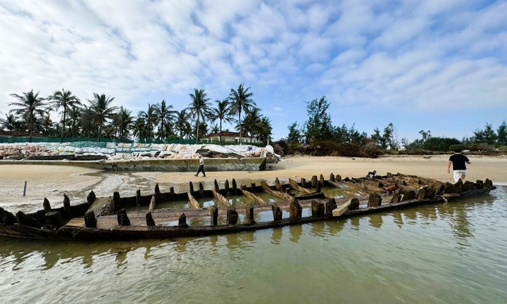 Tin tức thời sự ngày (9/11): Xác tàu cổ phát lộ trên bãi biển Hội An