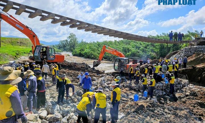 Cận cảnh hàng trăm công nhân khắc phục ray đường sắt