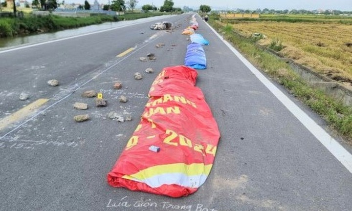 Khởi tố một phụ nữ dùng gạch, đá chặn đường để phơi thóc khiến người đi đường tử nạn