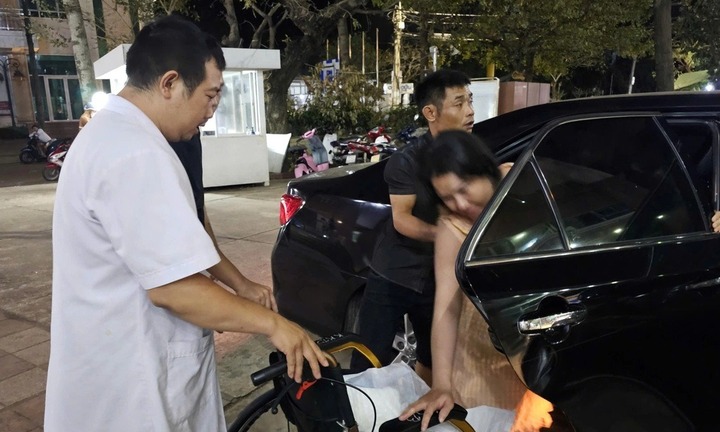 Cảnh sát giao thông mở đường đưa thai phụ vỡ ối đi cấp cứu kịp thời