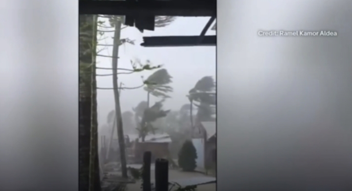 Clip: Cận cảnh siêu bão Phượng Hoàng đổ bộ Philippines với sức gió 185 km/h, sóng dâng cao, nước biển tràn vào đường