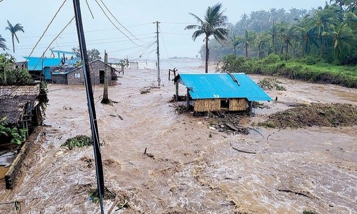 Siêu bão Phượng Hoàng đổ bộ Philippines: Nước lũ dâng cao gần chạm mái nhà, ghi nhận thương vong 