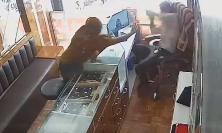 Tung bột ớt vào mặt chủ tiệm vàng nhằm cướp tài sản, 
