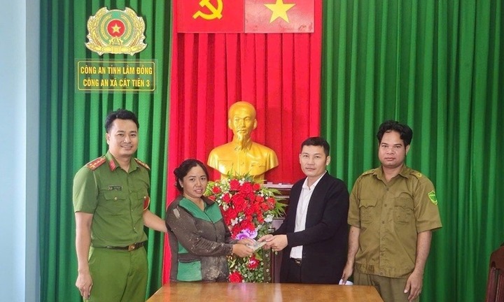 Nhặt được cọc tiền trên đường, thầy giáo ở Lâm Đồng liền mang đến công an