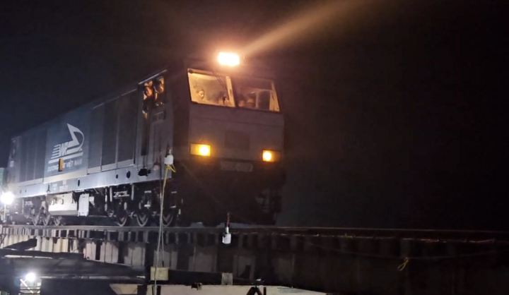 Thông tuyến đường sắt Bắc - Nam sau 4 ngày bị “tê liệt”