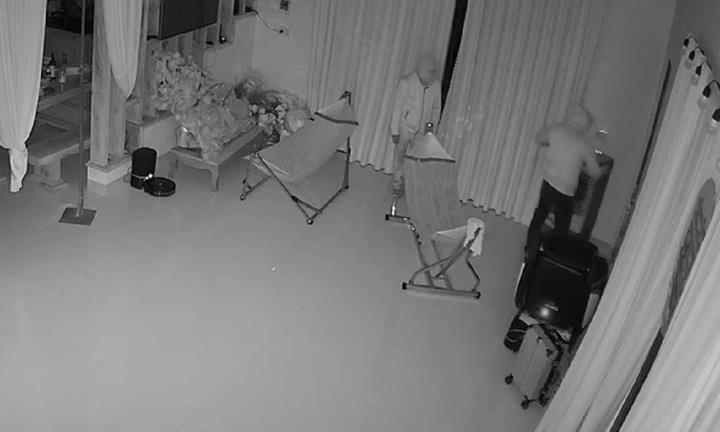 Clip: 2 đối tượng bịt mặt, cầm hung khí đột nhập nhà chú rể trộm vàng, tiền mừng đám cưới