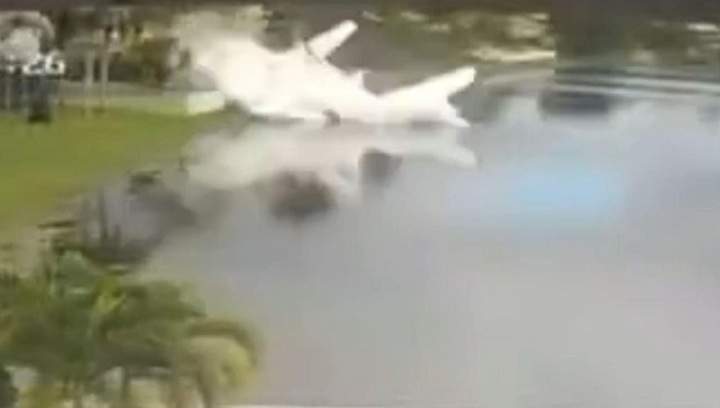 Clip: Máy bay chở hàng cứu trợ lao xuống ao nước, 2 cha con thiệt mạng