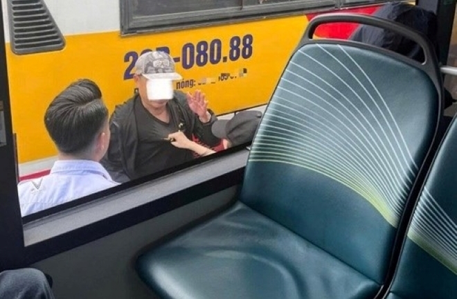 Hà Nội: Khống chế đối tượng có hành vi sàm sỡ thiếu nữ ở bến xe buýt