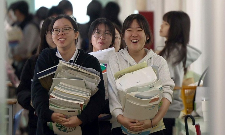 Hàn Quốc cấm máy bay cất/hạ cánh, điều chỉnh giờ làm toàn quốc phục vụ kỳ thi đại học