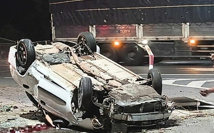 Hiện trường vụ ô tô tông biển báo bên đường rồi lật ngửa, tài xế tử vong