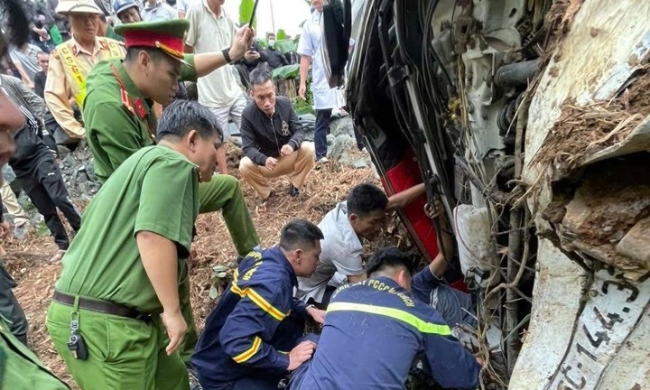 Phá cabin, giải cứu người mắc kẹt trong xe tải gặp nạn ở dốc Cun