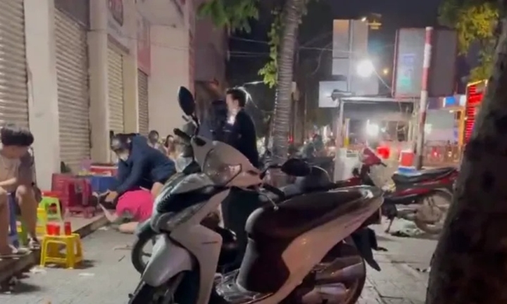 Xác minh clip 4 người đánh nhau dữ dội từ lòng đường đến vỉa hè ở TP.HCM