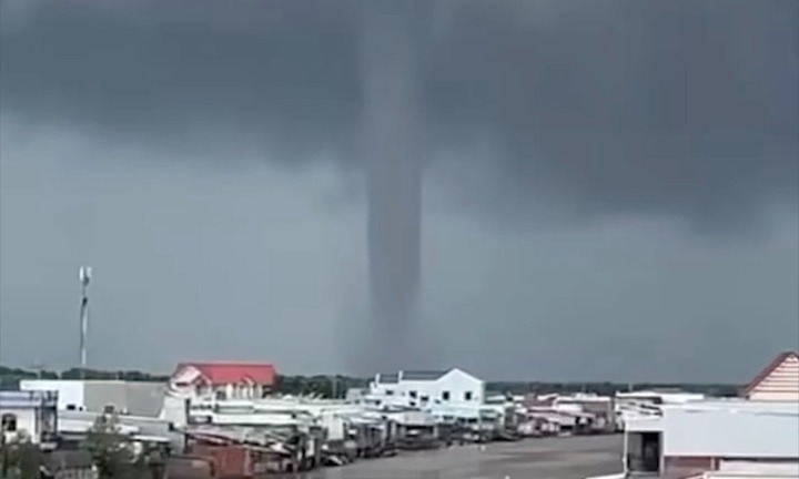 Clip: Cận cảnh vòi rồng cao hàng trăm mét, như cây nấm khổng lồ xuất hiện trên vùng biển Cà Mau